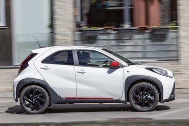 I forhold til forgængeren er Aygo X blevet 23 cm længere, 6 cm højere og over 12 cm bredere. Akselafstanden er øget med 9 cm.