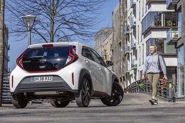 De ikoniske Aygo-baglygter har fået et længere forløb og er nu af LED-typen. De er standard på alle udgaver. Desværre slukker de, når kørelyset er tændt.