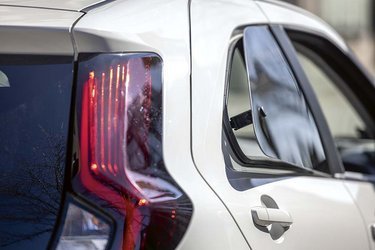 Fra bagsædet er udsynet stærkt begrænset, og man kan kun stille bagruderne på klem. En autostol kan placeres i isofixbeslagene ved de to yderpladser, men pladsen er kneben.