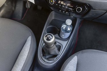 Gearkassen har kun fem trin, og det giver motorstøj ved høj fart. Der er udmærkede kopholdere.
