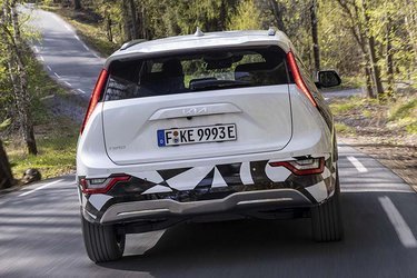 Især bagtil er Niro fornyet med nu lodrette i stedet for vandrette lygter. Mønsteret på kofangeren skyldes, at testbilerne var tidligere forserie-biler.