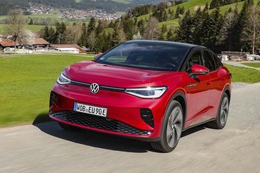 Forfra er det ikke til at se forskel på tvillingerne ID.4 og ID.5. Begge fås desuden med sortlakeret tag og i den firehjulstrukne ’GTI’-udgave, GTX.