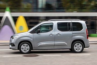 Proace City Verso Electric er det lange navn, der dækker over Toyotas udgave af den bil, vi også kender som Citroën Berlingo. Den har hidtil kun kunnet fås med benzin- og dieselmotor, men er nu også kommet som elbil.