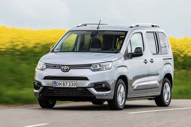 Fronten er markant forandret i forhold til de franske søskende, og det store Toyota-logo ses tydeligt i midten. Det er til gengæld også nogle af de største forskelle.