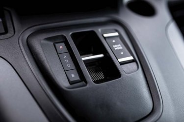 Den lille vippe-gearstang mellem forsæderne er let at betjene, og den fylder ikke meget. Knappen til højre styrer tre køreprogrammer, der samtidig varierer motorens ydelse fra 82 hk i Eco, 109 hk i Normal og 136 hk i Sport.