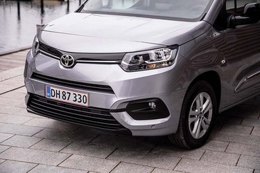 Fronten bærer et tydeligt Toyota-logo mellem forlygterne, der er af den traditionelle halogen-type. Der er dog automatisk op- og nedblænding af det lange lys i Family-udgaverne.