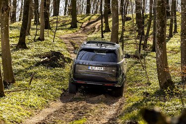 Range Rover har en unik design-detalje, hvor baglygterne er sorte og nærmest usynlige, indtil de tændes. Desværre har Land Rover misset en nem design-gevinst, da de markante baglygter som udgangspunkt er slukkede under kørslen.