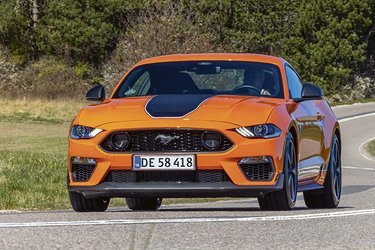 Det er på landevejen, at Ford Mustang Mach 1 føles mest på hjemmebane. Her er plads til brøl fra V8-motoren, og du er langt væk fra kedelige A-B ture inde i byen eller på motorvejen.