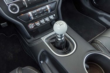 Den hvide gearvælger er forbeholdt Mach 1-udgaven, selve gearskiftet har god mekanisk fornemmelse, og vægten i skiftet passer til den kraftige motor. Et oldschool gearskifte. 