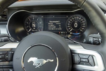 En sjov detalje er, at instrumenterne vises i et stort digitalt display. Med høj opløsning og flot visning af omdrejninger og hastighed adskiller det sig fra bilens generelle oldschoolkarakter. 