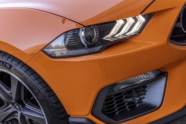 Der er LED-lygter både foran og bag på bilen. Bilen skal minde om de glade 60’ere, men den er teknisk opdateret, så den også kan fungere i hverdagen her i 2022. Det primære minus på udstyrslisten er afsavnet af adaptiv fartpilot. Så du må selv holde afstand på motorvejen. 