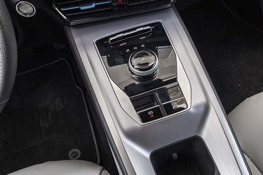 Den runde gearvælger er intuitiv at betjene og går selv i P efter endt køretur. Der kan vha. knapper skiftes mellem tre køreprogrammer og tre niveauer for motorbremsning.