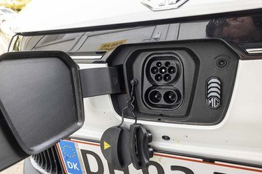 Ladestikket er placeret i fronten. MG-dioderne til højre viser ladestatus, men vi savner en egentlig knap til udløsning af ladestikket. Her skal man til tider ind i menuen i bilen for at udløse stikket.