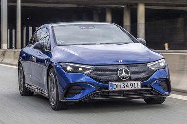 Mercedes-EQ EQE er en firedørs sedan med udvendigt bagagerum. Den har en enorm akselafstand på 3,12 meter og byder på masser af plads i kabinen. Priserne begynder ved 675.000 kr.