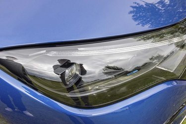 Forlygterne er altid af LED-typen, men man kan tilkøbe disse avancerede digitale forlygter, der ligefrem kan tegne symboler på vejbanen foran bilen, så man advares, hvis man f.eks. kommer for tæt på bilen foran.