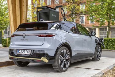Megane E-Tech er en vellykket tilbagevenden til elbilernes verden for Renault. Bilen har de kvaliteter, der forventes af en moderne elbil, men med en pris for den testede udgave på 389.000 kr. er det ikke alle, der kan være med i denne grønne omstilling.