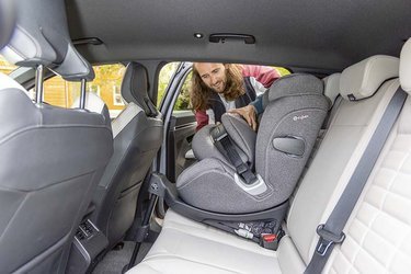 Der er isofix-beslag ved de to yderpladser på bagsædet samt på højre forsæde. Der er desuden friskluftdyser mellem forsæderne.