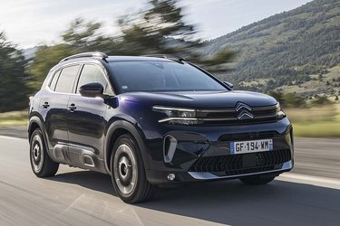 Det er særligt fronten på Citroën C5 Aircross, der er fornyet på 2023-udgaven af den populære SUV. Den er i Danmark efter sommerferien til priser fra 350.000 kr.