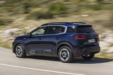 Der er et tydeligt SUV-design ved C5 Aircross med plastic-paneler rundt om hjulene og en høj siddeposition. Bemærk også den ekstra rude bag bagdørene, der efterhånden er blevet et tydeligt Citroën-designelement.