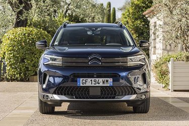 Det store Citroën-logo gør det let at spotte en opdateret C5 Aircross. Også lygterne er helt nye med de dobbelt vandrette kørelys i begge sider.