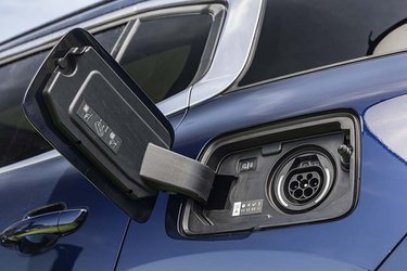 Lademulighederne ved C5 Aircross er uændrede, og det betyder, at man kun kan lade med strøm fra én fase, og dermed i langt de fleste tilfælde med højst 3,7 kW. En fuld opladning tager dermed omkring fire timer.