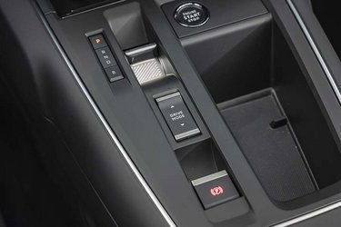 Gearvælgeren mellem forsæderne er nu af samme type som i koncernens elbiler, og den fungerer glimrende. Sætter man den i B, opnår man en lidt kraftigere nedbremsning via elmotoren. Med knappen Drive-mode kan man bede bilen om udelukkende at køre på el.