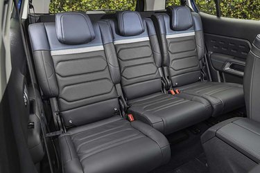 Bagsædet består af tre separate sæder, der kan forskydes i længden, og hvor ryglænets hældning kan justeres. Der er dog kun isofix beslag på de to yderste sæder samt på højre forsæde.