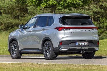 Kører man bag bilen, er man ikke i tvivl om, hvad det er for en. For der er tre enorme skilte bag på bilen i hver sin skrifttype: SAIC MOTOR (fabrikken der bygger bilen i Kina), MAXUS (Navnet på bilmærket) og endelig Euniq 6 (navnet på bilmodellen). Det kunne godt være gjort flottere.
