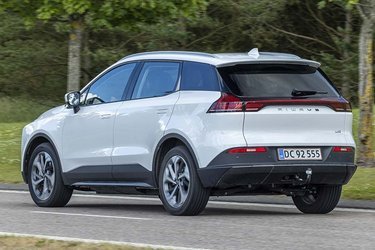 Aiways U5 er en stor SUV med en form, der efterlader et stort bagagerum bag bagsædet. Baglygterne løber hen under bagruden, og derunder står AIWAYS med store bogstaver.