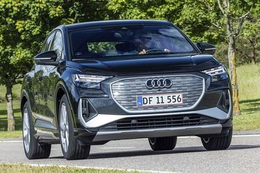 Den populære elbil fra Audi fås i to udgaver, hvor det her er Sportback-versionen, vi har testet. Den adskiller sig fra den mere kantede SUV-udgave ved sin skrånende bagende. Fronten er derimod ens i de to udgaver.