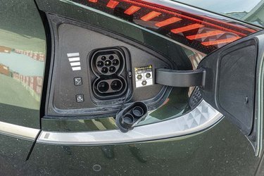 Ladelugen er placeret ved højre baglygte og åbnes bl.a. via nøglen. En indikator viser, hvor meget strøm der er kommet på batteriet, og Combo-stikket kan lade med op til 240 kW. Kia EV6 er den bil i denne klasse, der lader hurtigst.