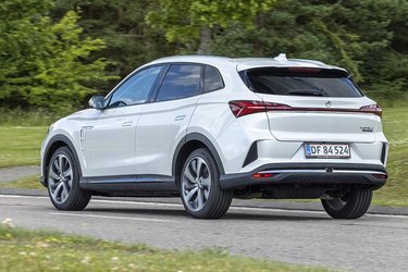 MG Marvel R bærer tydelige SUV-kendetegn i form af sorte plastpaneler langs skærmkanterne, den ret store højde på bilen med den deraf følgende høje siddeposition.