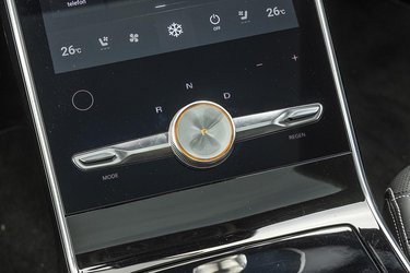 Drejeknappen, der styrer kørselsretningen, er fint indrettet med R til venstre og D til højre. Når man trykker på knappen, går bilen i P, og det gør den også af sig selv, når man slukker bilen.