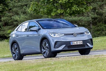 Forfra deler VW ID.5 mange detaljer med mærkets øvrige elbiler – heriblandt det store VW-logo i midten og et smalt lygtebånd, der forbinder de to forlygter. 