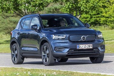 Elbiludgaven af Volvo XC40 har fået en lidt anderledes front med det heldækkende indfarvede panel mellem forlygterne. Lygterne er af LED-typen, og lyser fremragende selvom de ikke i øjeblikket fås som matrix-lygter.