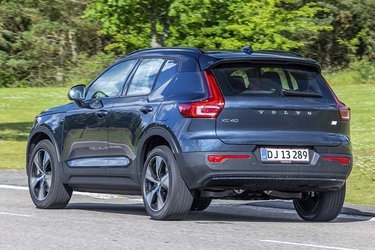 Volvo XC40 har fået skarpe linjer ved bagdørene, og bagklappen er næsten lodretstående. Bilen må trække op til 1.500 kg i denne udgave med kun forhjulstræk.