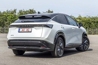 Nissan Ariya er helt ny i Danmark og skal videreføre Nissans tradition for at bygge elbiler. Der er tale om en ret stor SUV med bløde linjer. Den fås også i en udgave med firehjulstræk.