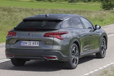 Citroën C5 X er en mellemting mellem en SUV, en stationcar og en limousine. Den føles kæmpestor og giver masser af komfort ved både for- og bagsæderne. De store spoilere over og under bagruden skal dels holde bagruden ren, dels sikre en bedre aerodynamik. Citroën har af den grund valgt at udelade en bagrudevisker, men den savnede vi nu alligevel.