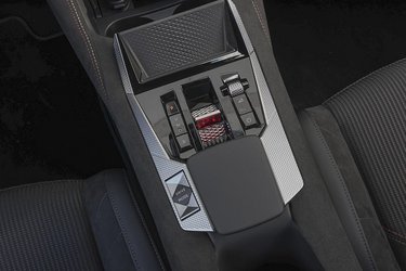 Gearvælgeren er udformet som en lille vippekontakt mellem forsæderne, og med Drive-Mode-omskifteren kan man indstille bilen til kun at køre på el. Så har man ca. 50 km på el, hvis batteriet er helt opladet.
