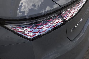 Baglygterne er et studie i smart design. De små trekantede felter, der er ikonisk for DS, går her igen over det hele. Det er flot!