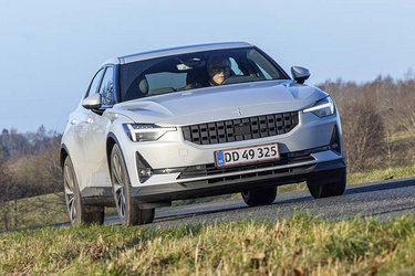 Designet ligner meget en Volvo, fordi bilen oprindeligt blev udviklet af Volvo. Det ser du bl.a. på forlygterne, der har et liggende T som kørelys. Det som Volvo kalder for Thors hammer.