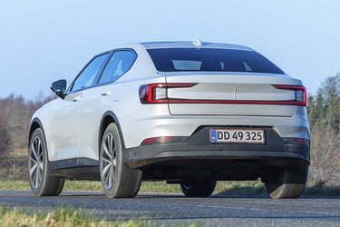 Polestar 2 er en femdørs model, det vil sige, at du har en stor bagklap til bagagerummet. Dermed er adgangen nemmere end på sedan-modeller som f.eks. Tesla Model 3. 