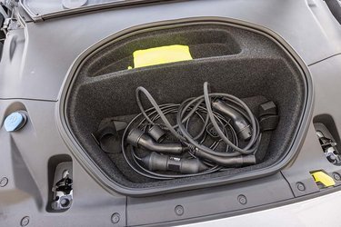 Polestar 2 har et bagagerum under motorhjelmen, det kaldes også en frunk, og der er plads til eksempelvis ladekabler eller nødlader. 