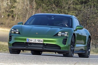 Porsche Taycan er på hjemmebane mange steder. Den er dynamisk involverende på landevejen og særdeles komfortabel på motorvejen. Inge andre har fundet et så vellykket et kompromis mellem sportslighed og komfort.