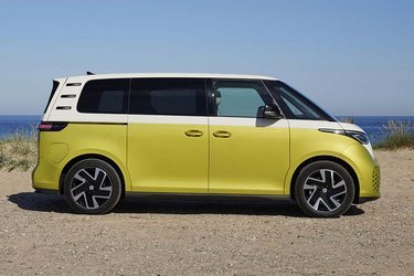 VW ID. Buzz er en herlig bil til en strandtur med god plads til oppakning. En egentlig California-campingudgave er på tegnebrættet, men kommer tidligst i 2025.