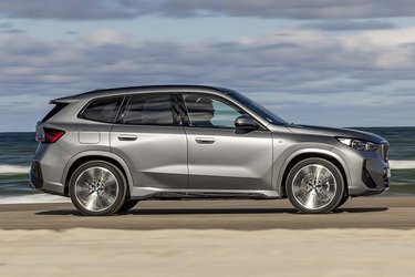 iX1 er den mindste elektriske SUV fra BMW. I den elektriske familie kan du vælge den større iX3 og topmodellen iX. 