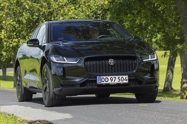 Jaguar I-Pace er en forhøjet bil, men fornemmes ikke som en stor SUV, når man sidder bag rattet. Det giver bilen et sportsligt præg, man let fornemmer bag rattet.