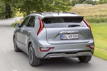 De lodrette baglygter giver Kia Niro et karakteristisk udseende. På testbilen er skærmkanter og dørsider lakeret i bilens farve til en merpris på 6.000 kr.