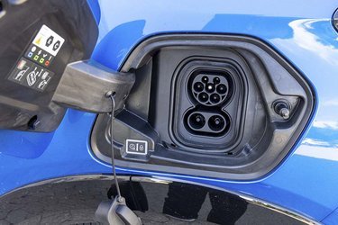 I Danmark har vi altid haft trefaset opladning af e-208. Dermed lader den med op til 11 kW hjemme, og en komplet opladning kan klares på under fem timer. Men mange importbiler kan kun lade på én fase, og dermed tager hjemmeladningen næsten 15 timer!