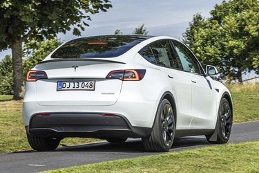 Model Y er en SUV-udgave af den populære Model 3. Derfor deler modellerne bl.a. både indretningsdetaljer og betjening. 
